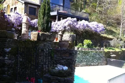Image de Hébergement au bord de la rivière avec piscine.
