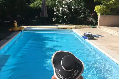 Image de Charmante Maison Sous Les Arbres Dans TRÈS Grand Jardin