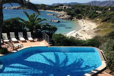 Image de Incroyable villa sur la plage verticale plage de sable fin et la mer cristalline