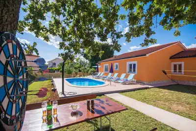 Image de Nouvelle villa moderne, entièrement clôturée avec piscine, à quelques minutes de la plage