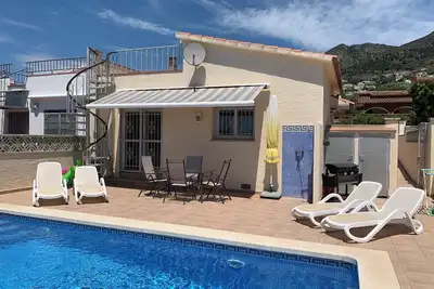 Image de Maison confortable - piscine privée -Wi-Fi, quartier résidentiel calme -