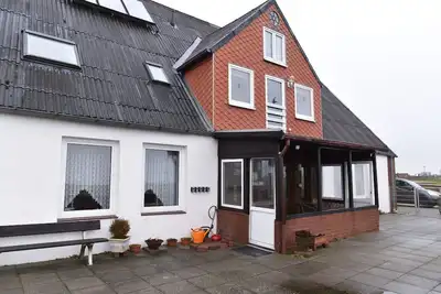 Image de Nordseehaus Op'n'Diek sur la digue surplombant le petit port de Priel.