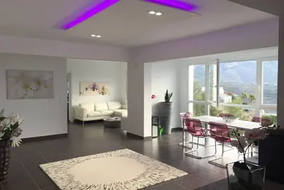 Image de Villa moderne avec des vues fantastiques et le coucher du soleil sur la mer