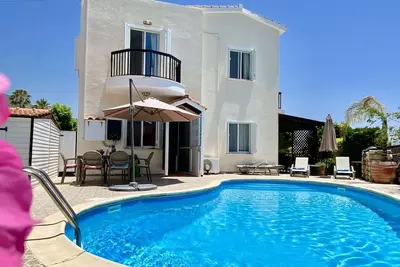 Image de Villa avec priv. Piscine, beau jardin et véranda ombragée - 5 minutes de la plage