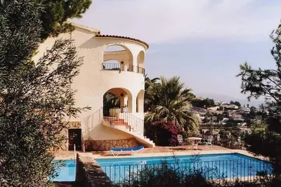 Image de Bien entretenu villa avec piscine et jardin, plage, vue panoramique sur la mer