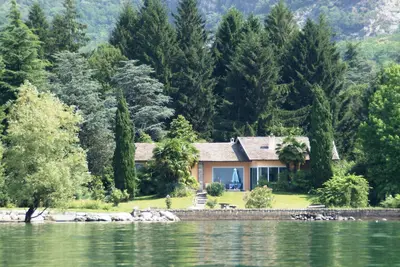 Lakefront Villa, in its own 5 acre parc at the lake, private sandy beach