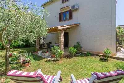 Appartement confortable avec jardin dans un endroit calme près de la plage de Funtana