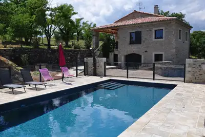Image de Gîte Ardèche Sud 4* pour 12 personnes indépendant sur terrain arboré de 20 000m²