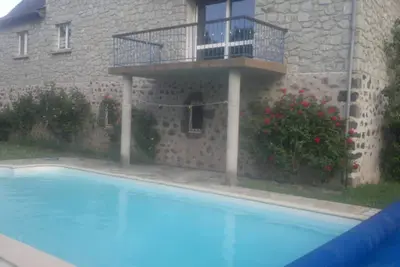 Image de maison avec piscine toute équipée dans le Cantal