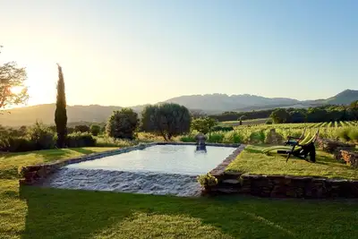 Image de Bergerie du Xviii siècle en pierre, Calme absolu Piscine privative