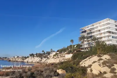 Image de Sur la Costa Blanca, La Coveta Fumá, El Campello, les pieds dans l’eau.