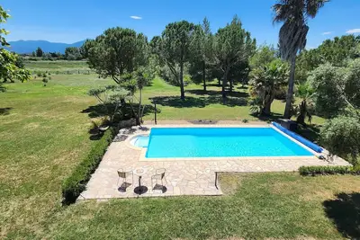 Image de maison en campagne avec grande piscine