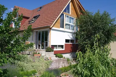 Image de appartement confortable au décor contemporain au milieu des vignes