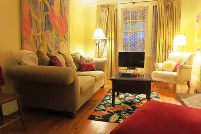 Image de Artist's Quaint and Lovely Downtown Arts & Crafts Home in Upscale Cabbagetown