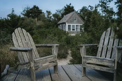 Image de Cottage romantique Waterfront Artist pour 2 avec terrasse, grill et vue sur la baie