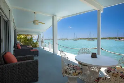 Image de \"Harbour House\" 2 chambres 2 salles de bains Vue Sur L'Eau Libre!