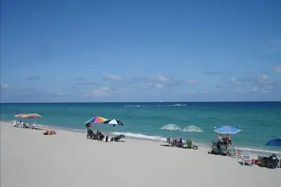 Image de Beachfront, Hollywood Beach Disponible Avril 2019