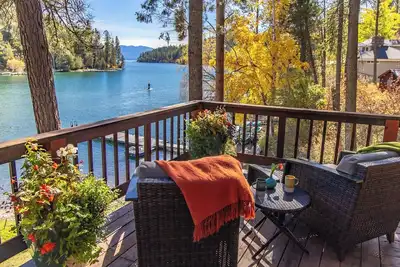 Image de Flathead Lake Retreat ~ Récemment rénové 150 pieds de la façade du lac sur la baie de Serene