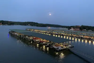 Image de Off 54 Gorgeous Getaway, Lake Front, Pas de marches, Glissement de bateau, Rampe de bateau, pas de gravier