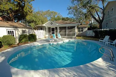 Image de East Beach Cottage avec une piscine!