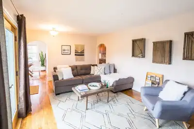 Image de The Laurels: Craftsman élégant parfaitement situé