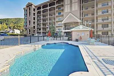 Image de Gatlinburg Luxury Creekside Condo - À pied du centre-ville