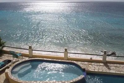 Image de Meilleur emplacement en bord de mer. Vue spectaculaire sur l'océan. Hébergement de luxe.