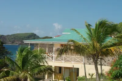 Image de Villa de charme des Caraïbes sur l'océan avec vue sur l'océan et porche wrap-around.
