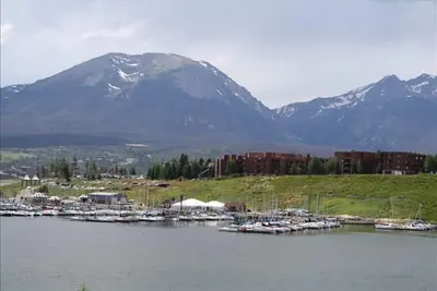 Image de Condo à prix abordable avec vue sur le lac et la montagne, navette de ski gratuite