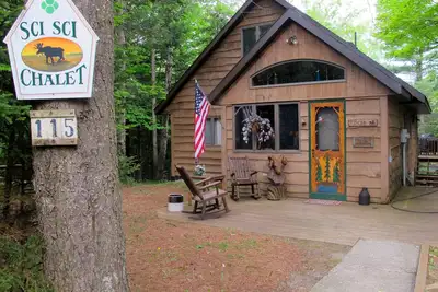Image de Chalet Adirondack classique sur la rivière Moose - Location à la semaine d'été seulement le samedi. au sam