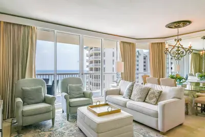 Image de Beach View Condo: À distance de marche des restaurants et accès à la plage! Deux Rois Lits!