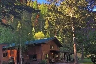 Image de Lodge privé. Parc comme un parc. 15 minutes du centre-ville.
