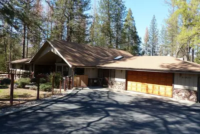 Image de Sierra Escape! Spacieuse Maison De Campagne Avec Piscine & Spa - 20 Minutes De Yosemite!