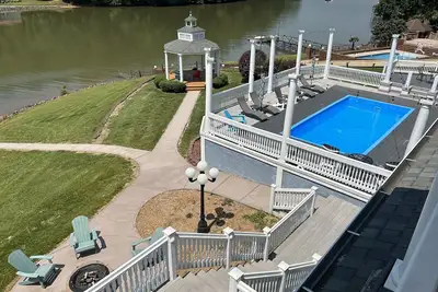 Image de Villa 6 chambres au bord du lac avec piscine!