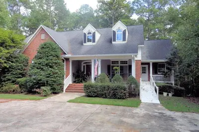 Image de Peach Tree Cottage sur le lac Thurman avec deux grands terrains de golf et des équipements