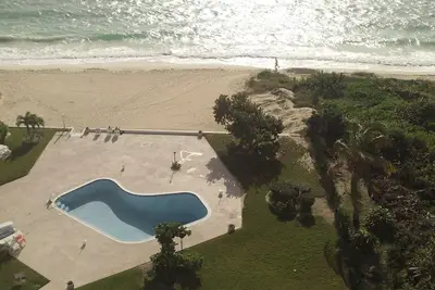 Image de Appartement de 1 chambre avec vue sur l'océan et la piscine