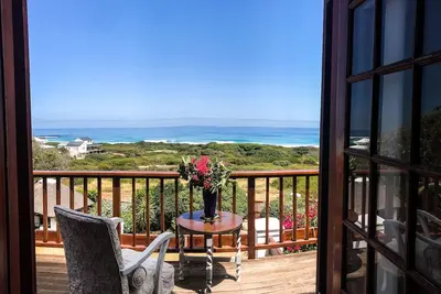Image de Cape Villa Dans Un Acre PROPRIÉTÉ À 3 Minutes À Pied De La Plage.