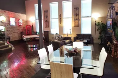 Image de Penthouse privé, 2nd Ave Downtown, vue sur le stade et la rivière, à quelques pas de tout