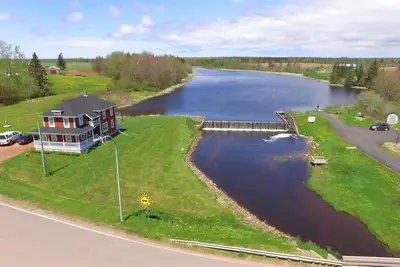 Image de Cadre paisible sur Glenwood Pond, près du phare de West Point.