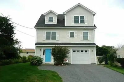 Image de Spacieux Modern Narragansett Beach House avec vue sur l'eau et de grands commentaires des clients!