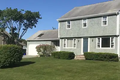 Image de ENTIÈREMENT REDÉCORÉ w Ac! 6 chambres à pied de la plage, 2 Rms Living & Tble Piscine