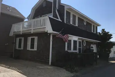 Image de 200 pieds du sable, 3 chambres Dutch Colonial Beach House Ă Lavallette, Nj