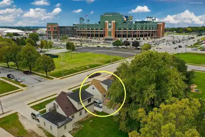 Image de Très bien situé 1 bloc du champ de Lambeau