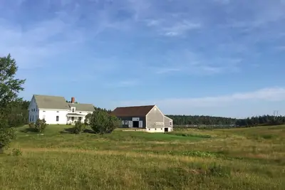 Image de Belle ferme au bord de l'eau des années 1800 avec maison d'hôtes et grange