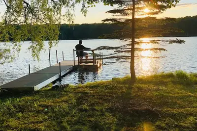 Image de Lakefront Paradise! Récemment rénové. Accès privé au bord du lac. Près de la plage