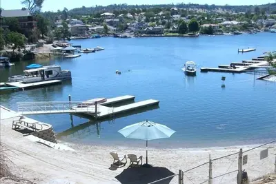 Image de Grand cadre en A de 4 ch avec plage de sable privée et quai pour bateau