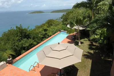 Image de Haut Sur La Colline Avec Des Ventes De Refroidissement Et Une Piscine