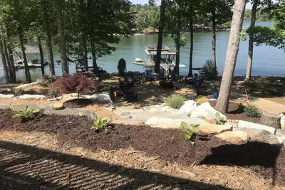 Image de Maison Dujardins au bord du lac Keowee, avec double quai sur une crique profonde et large. . .
