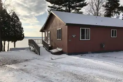 Image de Votre P. Paradise Vacation vous attend sur la rive sablonneuse du lac AuTrain!