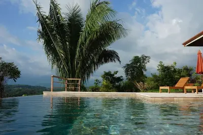 Image de Superbe piscine à débordement avec vue sur l'océan et la montagne pour votre plaisir!